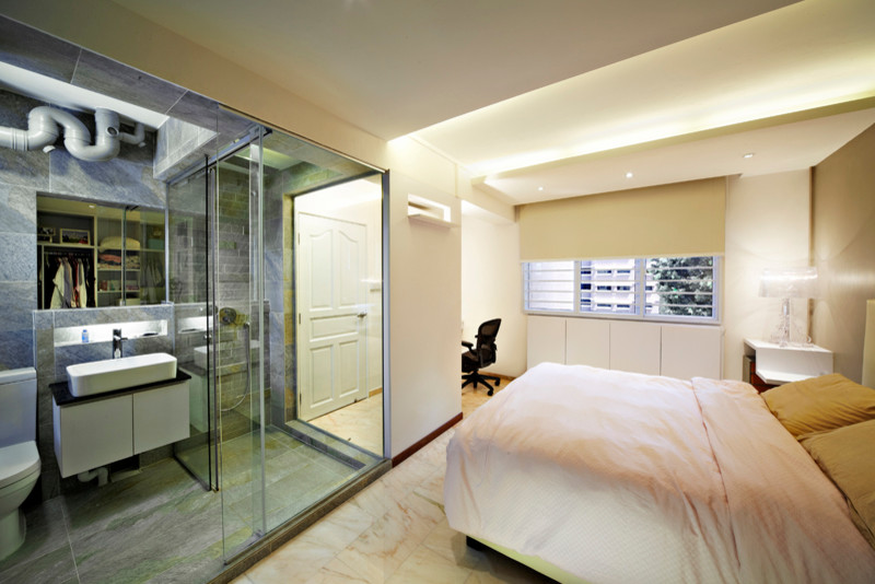 Пример оригинального дизайна: хозяйская спальня в стиле модернизм с белыми стенами и мраморным полом