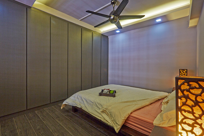 Exemple d'une chambre parentale tendance de taille moyenne avec un mur gris et un sol en bois brun.