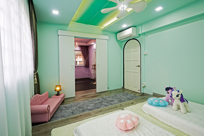 Diseño de habitación de invitados contemporánea de tamaño medio con paredes verdes y suelo de madera en tonos medios