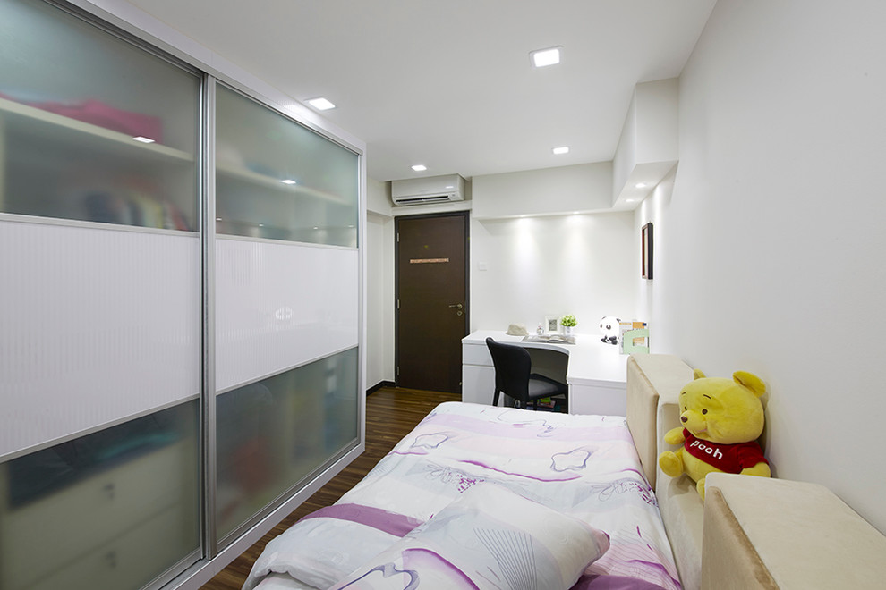 Cette image montre une petite chambre d'amis minimaliste avec un mur blanc et parquet foncé.