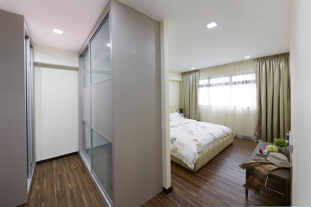 На фото: маленькая хозяйская спальня в стиле модернизм с белыми стенами и темным паркетным полом для на участке и в саду
