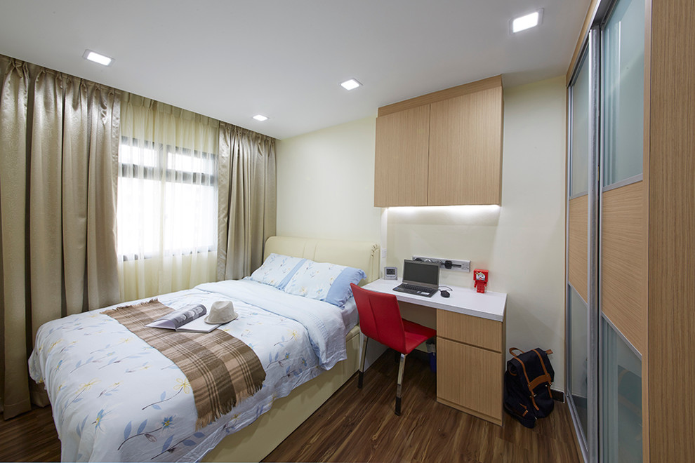 Diseño de habitación de invitados moderna pequeña con paredes blancas y suelo de madera oscura