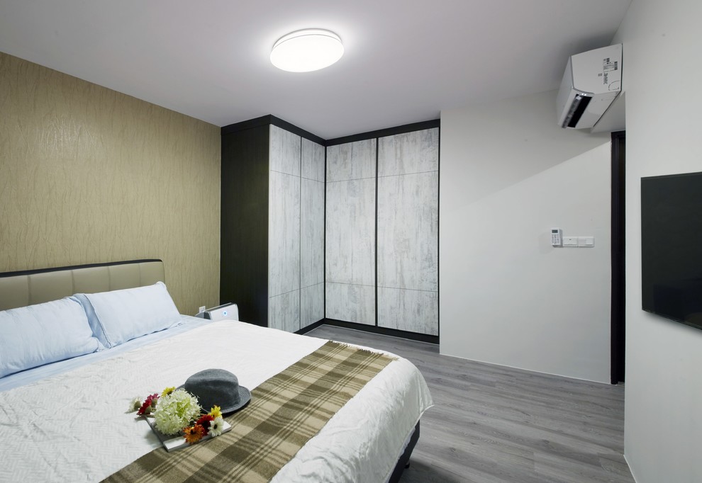 Hauptschlafzimmer mit weißer Wandfarbe und hellem Holzboden in Singapur