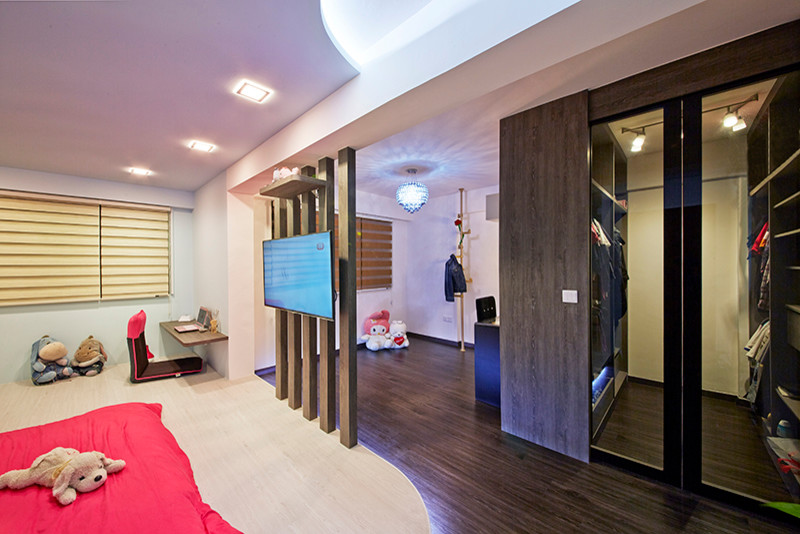 Großes Modernes Hauptschlafzimmer mit weißer Wandfarbe und dunklem Holzboden in Singapur