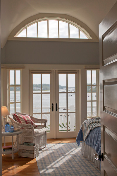 Foto di una camera degli ospiti stile marinaro di medie dimensioni con pareti blu, pavimento in legno massello medio e pavimento marrone