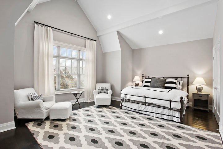 Foto de habitación de invitados tradicional renovada de tamaño medio sin chimenea con suelo de madera oscura, suelo marrón y paredes grises