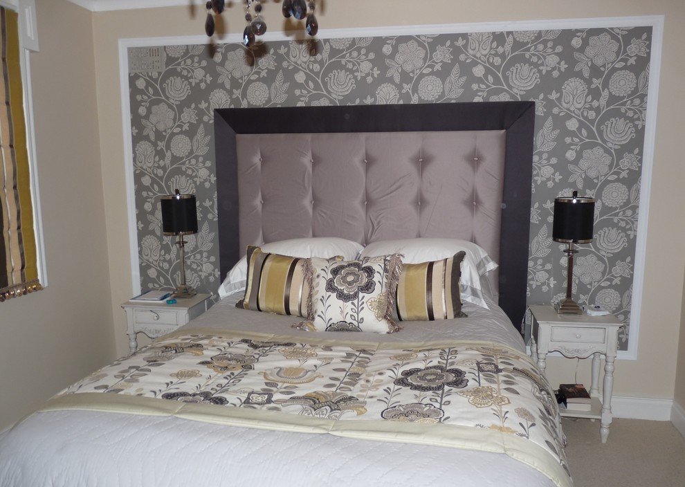 Mittelgroßes Modernes Schlafzimmer mit beiger Wandfarbe und Teppichboden in Limerick