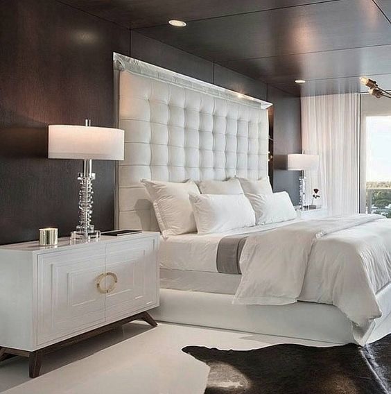 Идея дизайна: большая хозяйская спальня: освещение в стиле модернизм с черными стенами, деревянным полом и белым полом