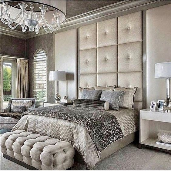 Свежая идея для дизайна: большая хозяйская спальня в современном стиле с серыми стенами, ковровым покрытием и серым полом - отличное фото интерьера