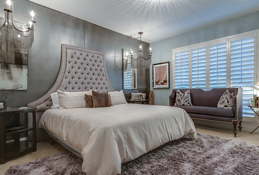 На фото: хозяйская спальня в стиле неоклассика (современная классика) с серыми стенами и ковровым покрытием с