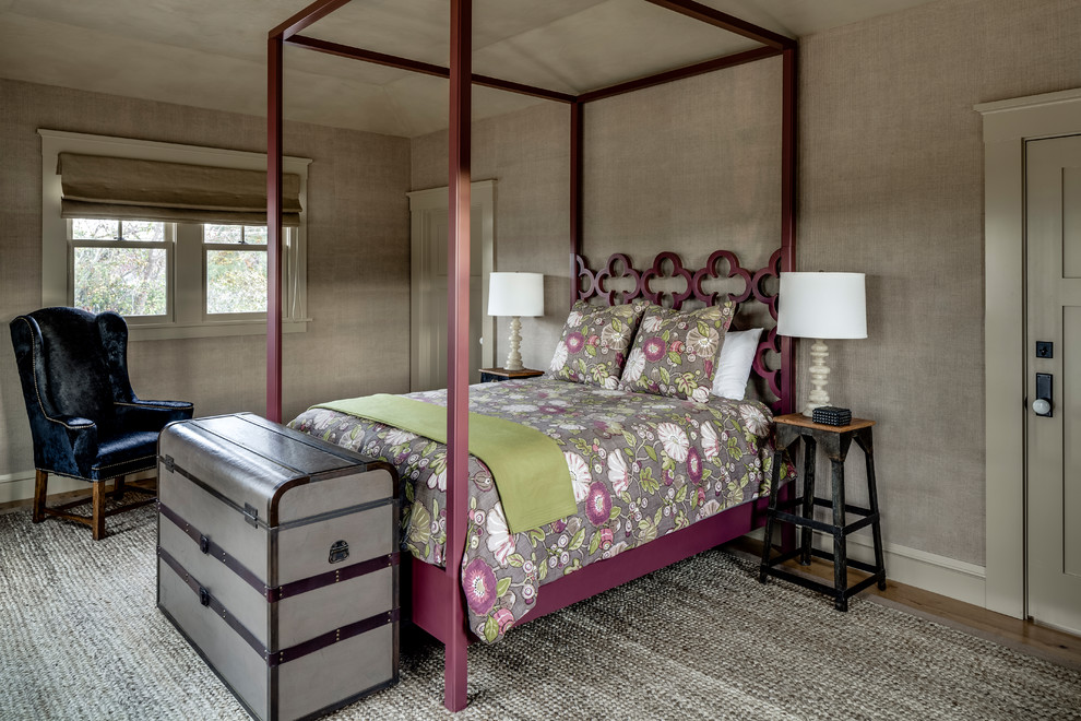 Mittelgroßes Rustikales Schlafzimmer ohne Kamin mit grauer Wandfarbe, hellem Holzboden und beigem Boden in San Francisco