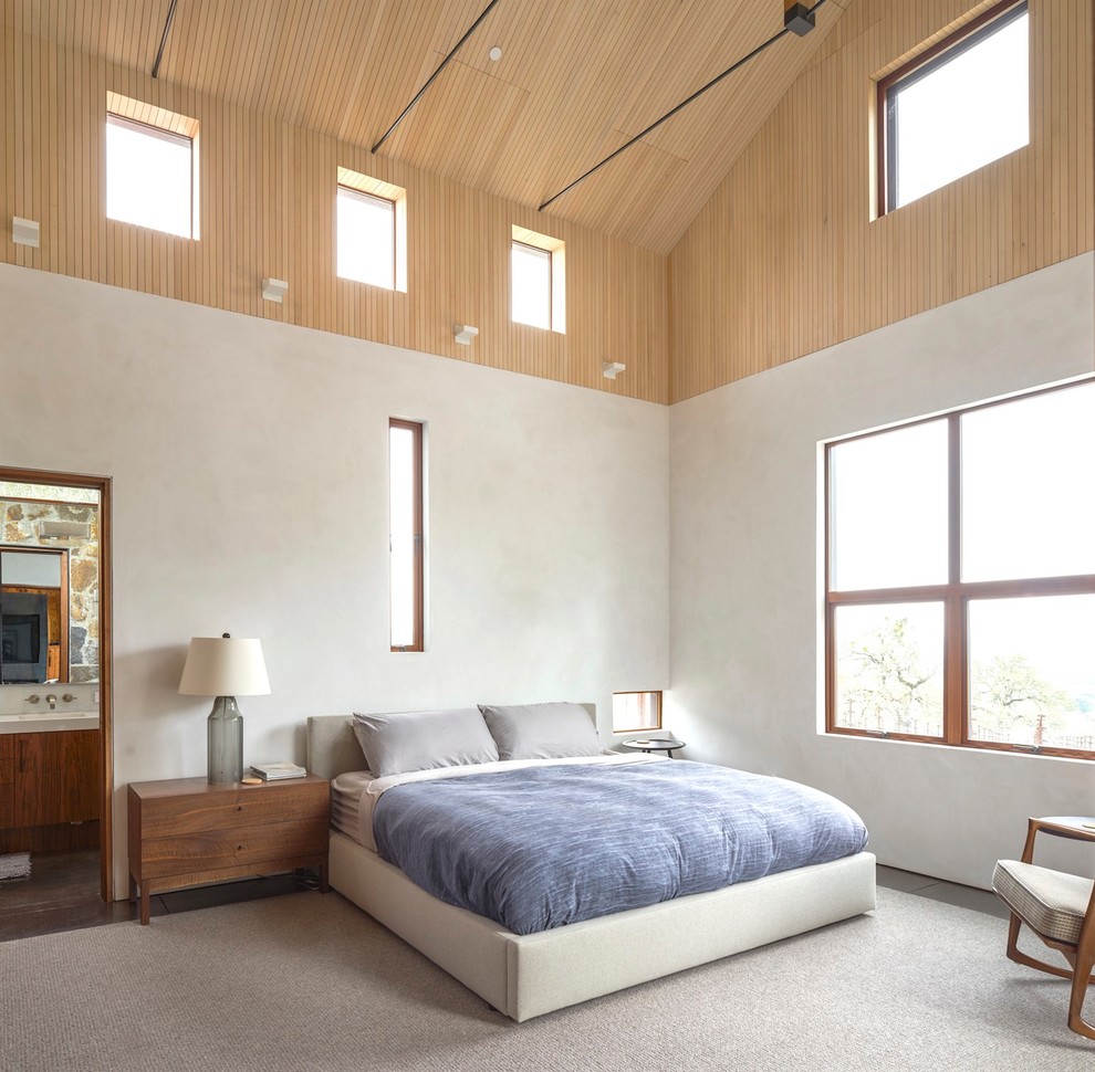Стильный дизайн: спальня в стиле рустика с белыми стенами и серым полом - последний тренд