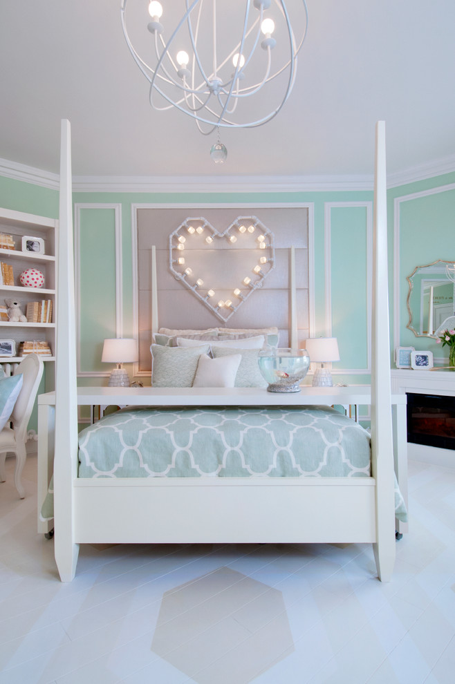 Идея дизайна: спальня в стиле неоклассика (современная классика) с синими стенами и деревянным полом