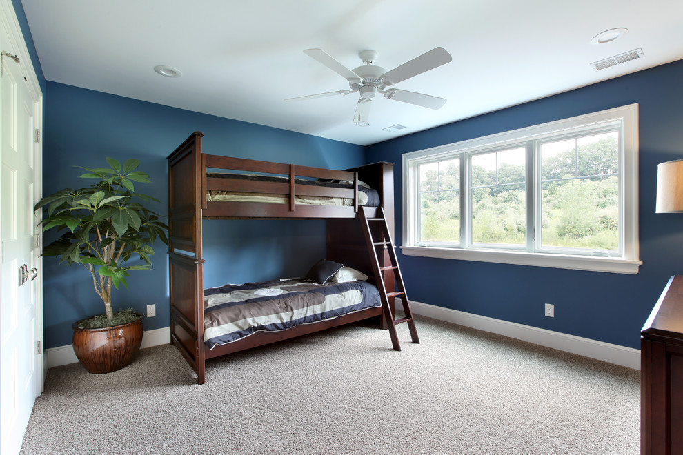 Пример оригинального дизайна: большая гостевая спальня (комната для гостей) в стиле неоклассика (современная классика) с синими стенами и ковровым покрытием без камина