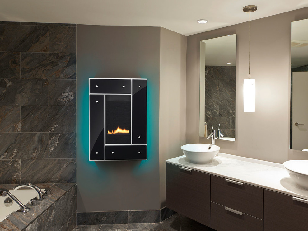 Kleines Modernes Badezimmer mit beiger Wandfarbe, Porzellan-Bodenfliesen und grauem Boden in Minneapolis