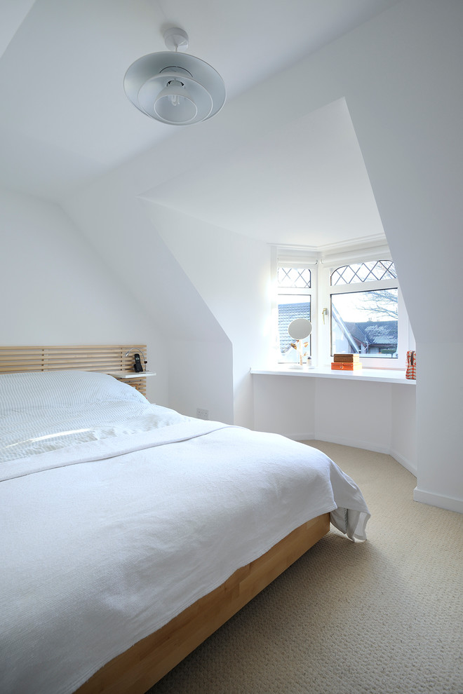 Kleines Nordisches Schlafzimmer ohne Kamin mit weißer Wandfarbe und Teppichboden in Sonstige