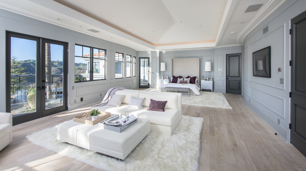 Aménagement d'une chambre classique avec un mur gris, parquet clair et un sol beige.