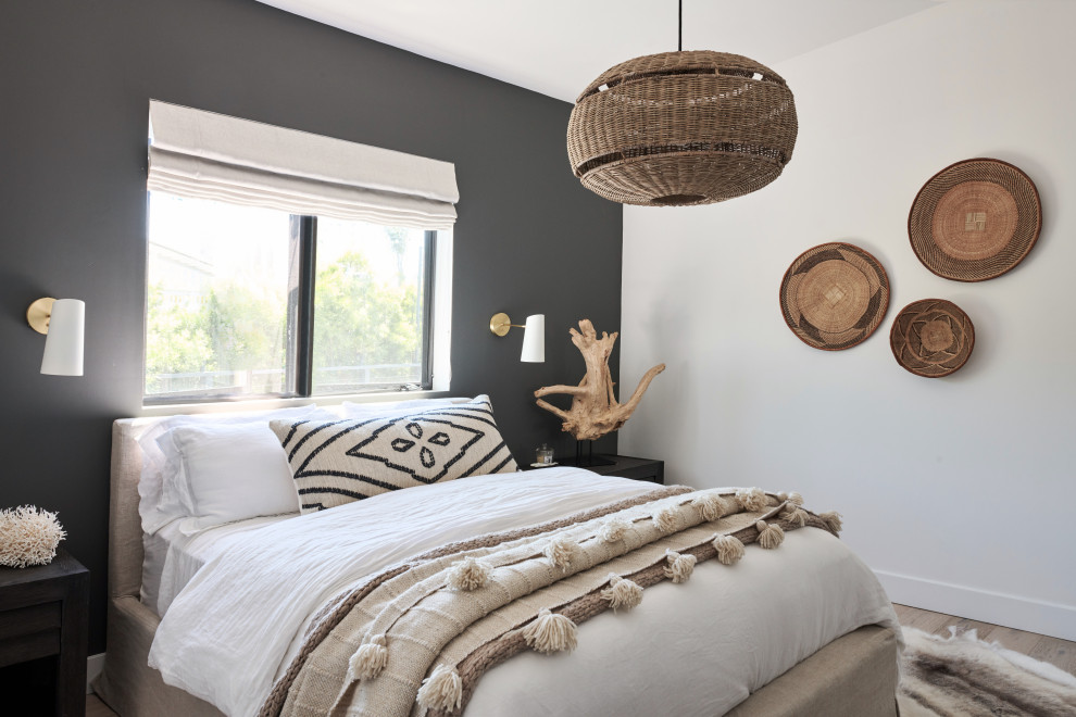 Свежая идея для дизайна: хозяйская спальня среднего размера в морском стиле с серыми стенами, светлым паркетным полом и бежевым полом - отличное фото интерьера