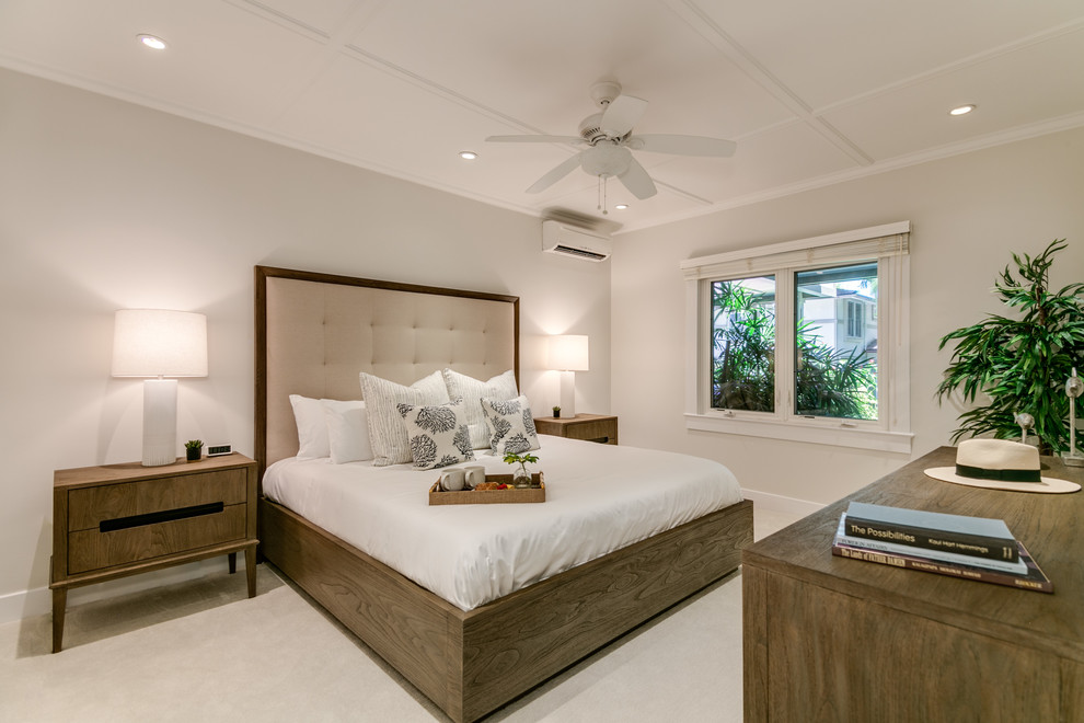 Modelo de dormitorio tropical de tamaño medio sin chimenea con paredes beige, moqueta y suelo beige