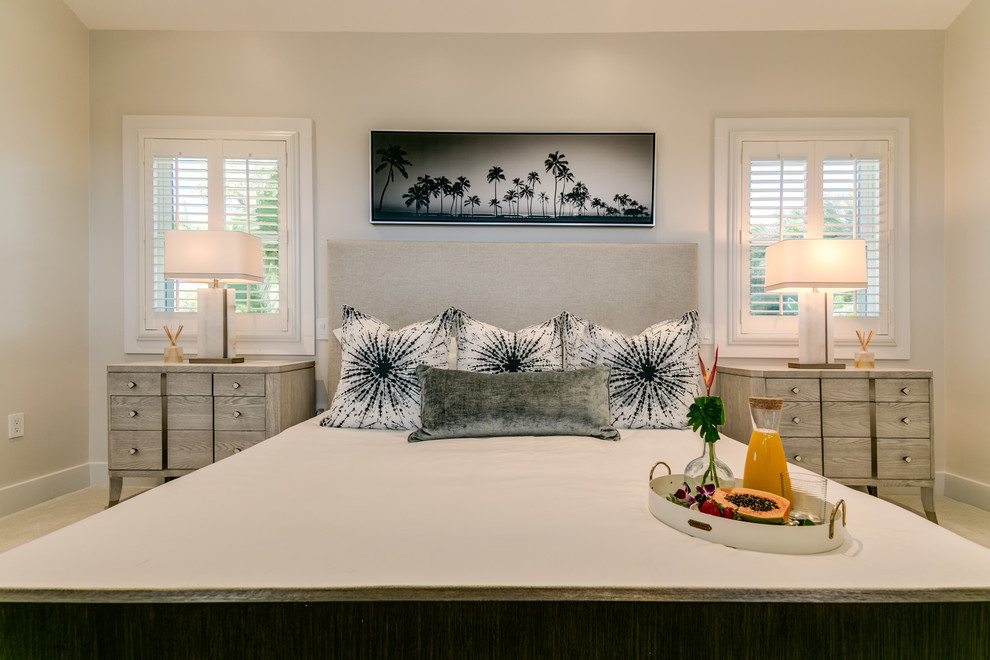Foto de dormitorio principal costero grande sin chimenea con paredes beige, moqueta y suelo beige