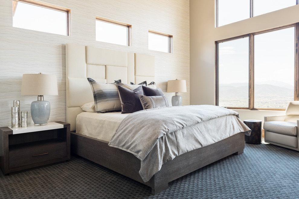 Стильный дизайн: хозяйская спальня в стиле рустика с бежевыми стенами, ковровым покрытием и черным полом - последний тренд