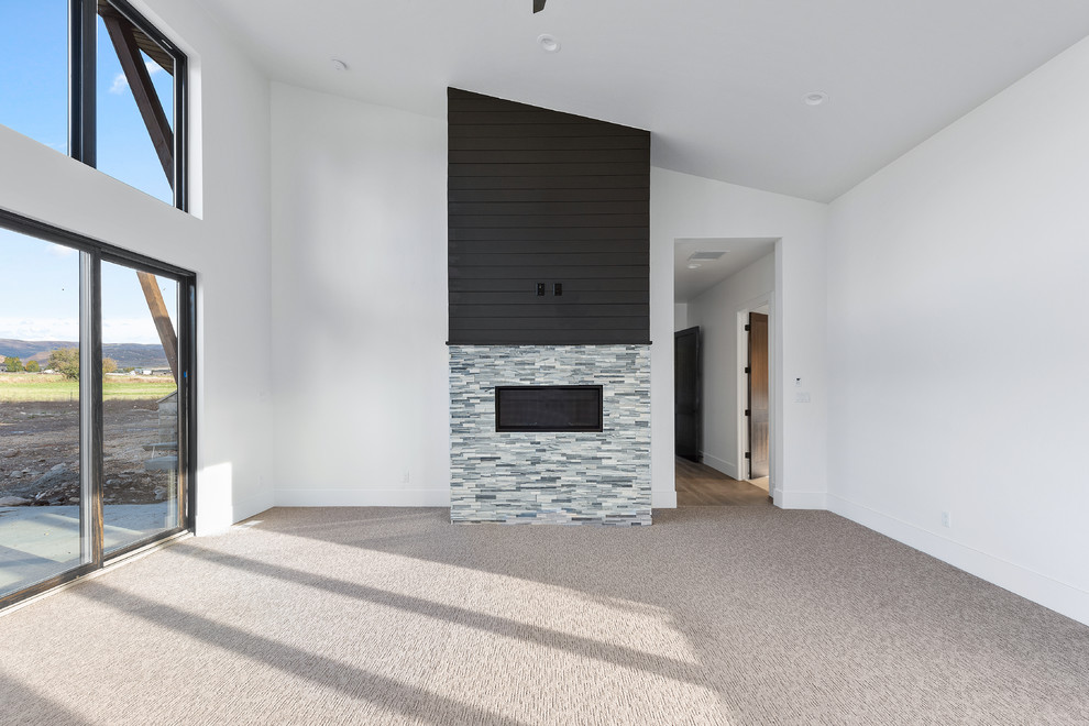 ソルトレイクシティにある巨大なコンテンポラリースタイルのおしゃれな主寝室 (白い壁、カーペット敷き、横長型暖炉、石材の暖炉まわり、ベージュの床) のレイアウト