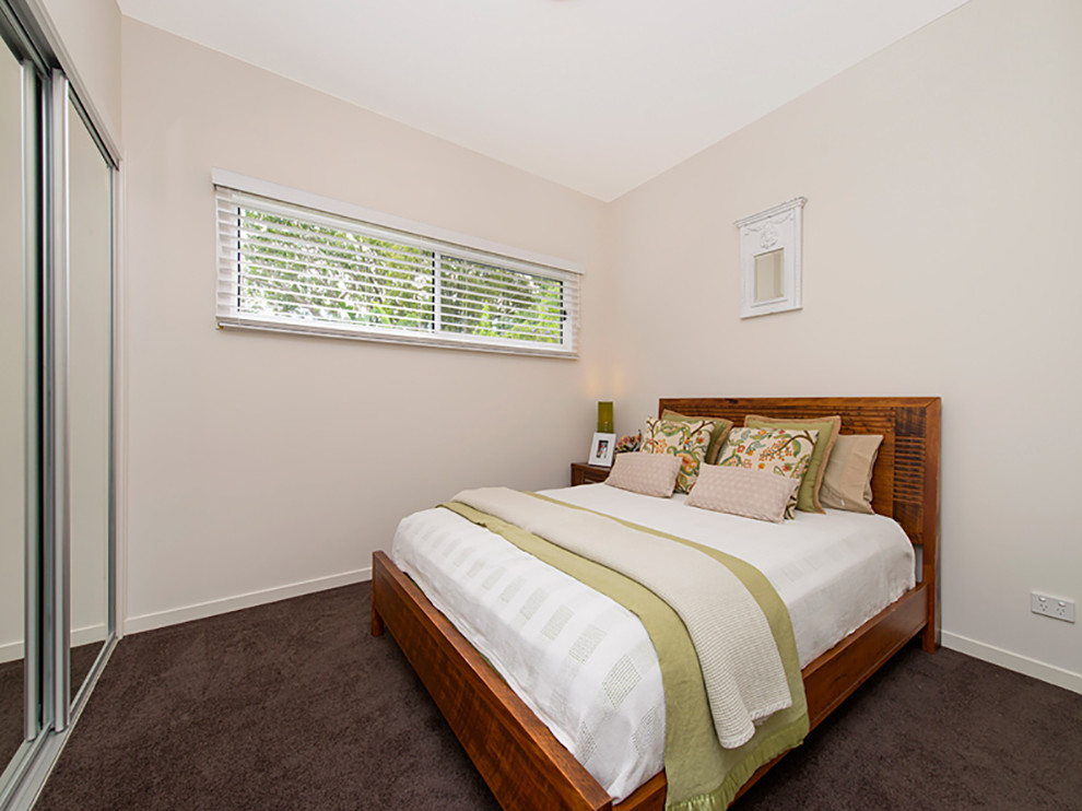 Mittelgroßes Modernes Gästezimmer mit beiger Wandfarbe und Teppichboden in Brisbane