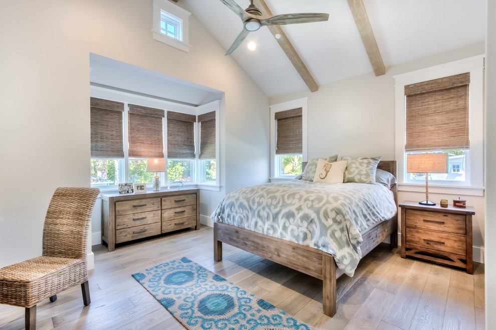 Mittelgroßes Landhausstil Hauptschlafzimmer ohne Kamin mit beiger Wandfarbe, braunem Holzboden und braunem Boden in Orange County