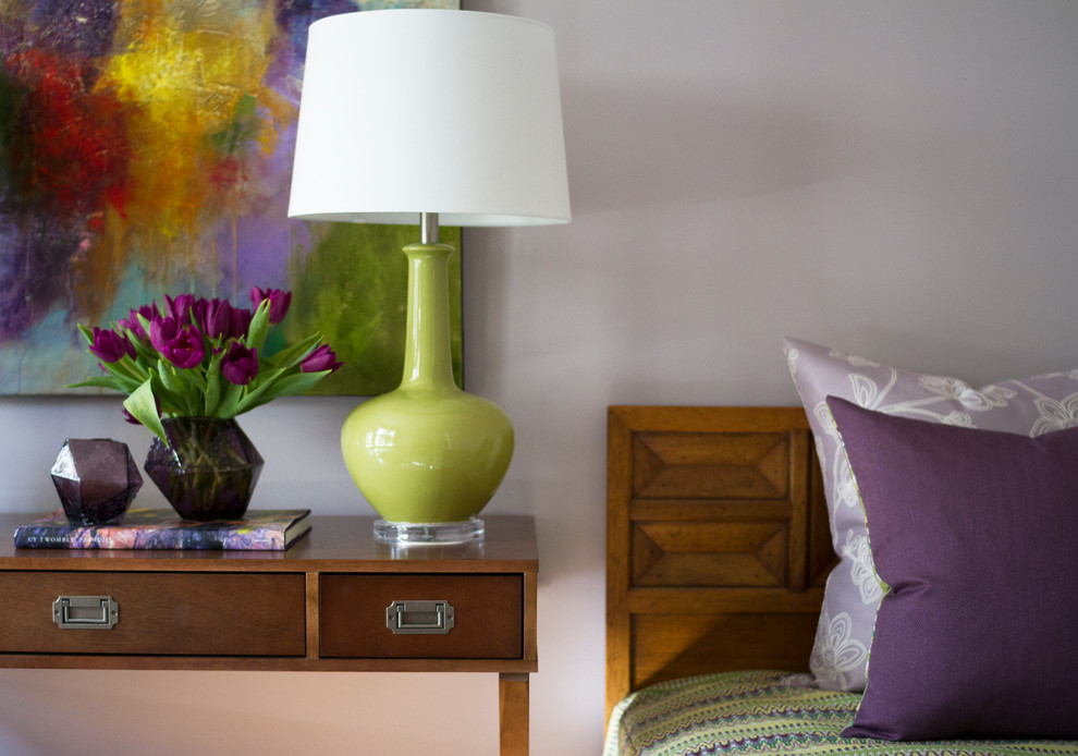 Foto de habitación de invitados ecléctica de tamaño medio con paredes púrpuras y suelo de madera en tonos medios
