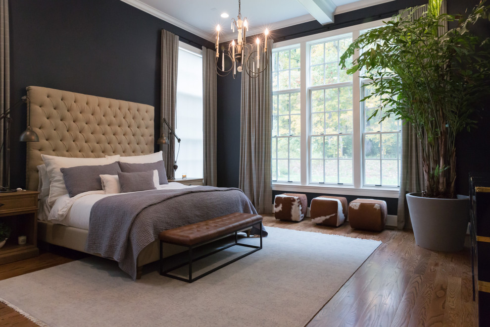 ナッシュビルにあるトランジショナルスタイルのおしゃれな主寝室 (黒い壁、無垢フローリング、茶色い床、グレーとブラウン)