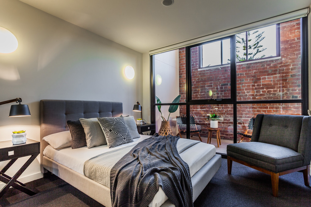 Industrial Schlafzimmer mit weißer Wandfarbe und Teppichboden in Perth