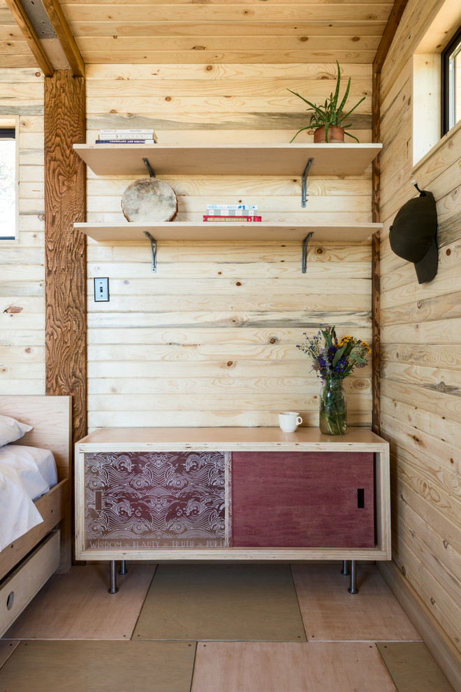 Foto de dormitorio rústico pequeño con suelo de madera clara