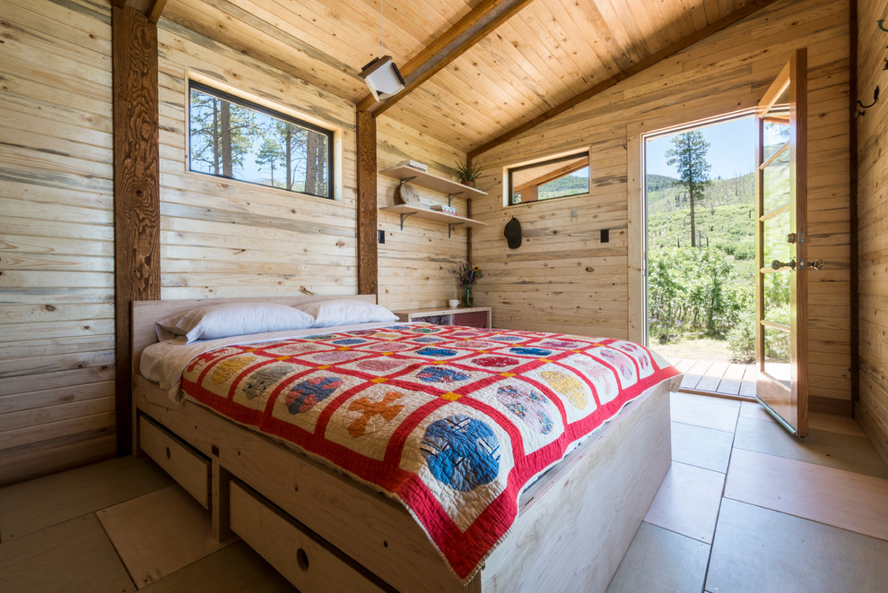 Inspiration för små rustika sovrum, med ljust trägolv