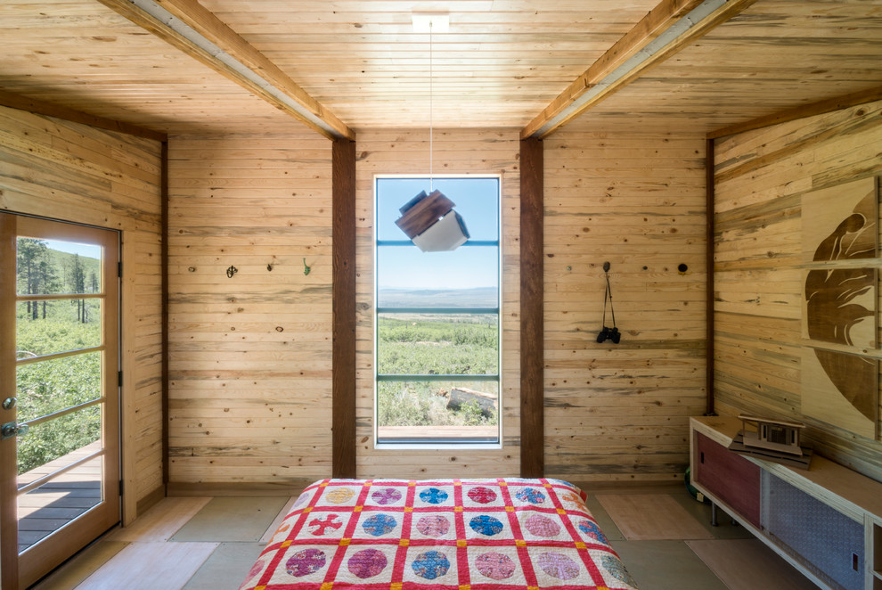 Diseño de dormitorio rural pequeño con suelo de madera clara