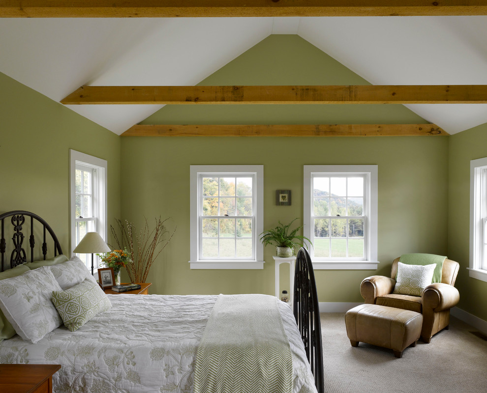 Immagine di una camera da letto country con pareti verdi