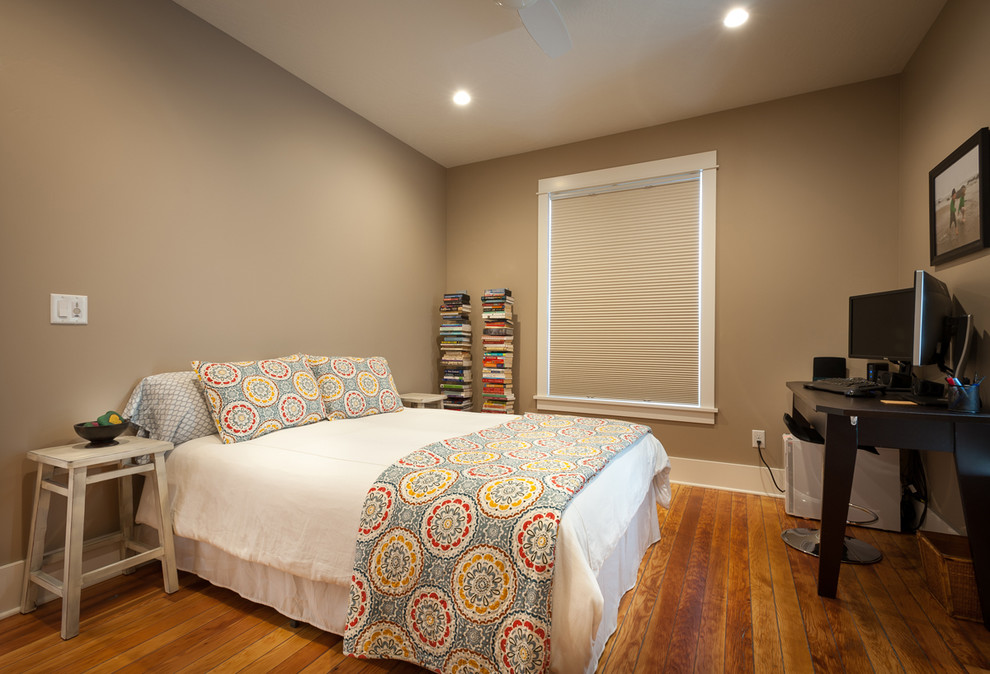 Diseño de habitación de invitados contemporánea de tamaño medio con paredes beige y suelo de madera en tonos medios
