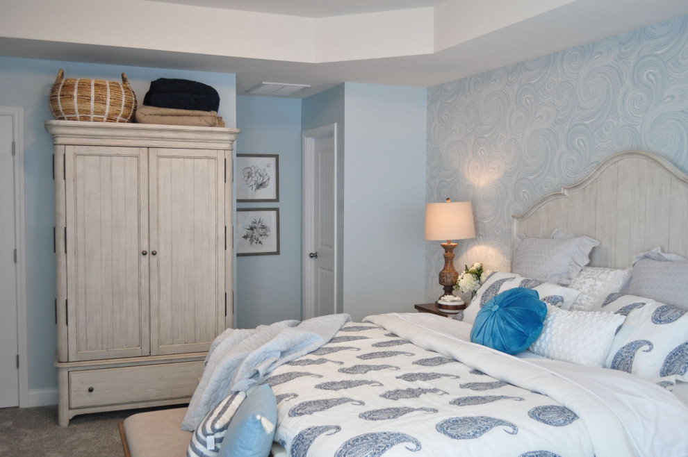Esempio di una camera da letto country con pareti blu