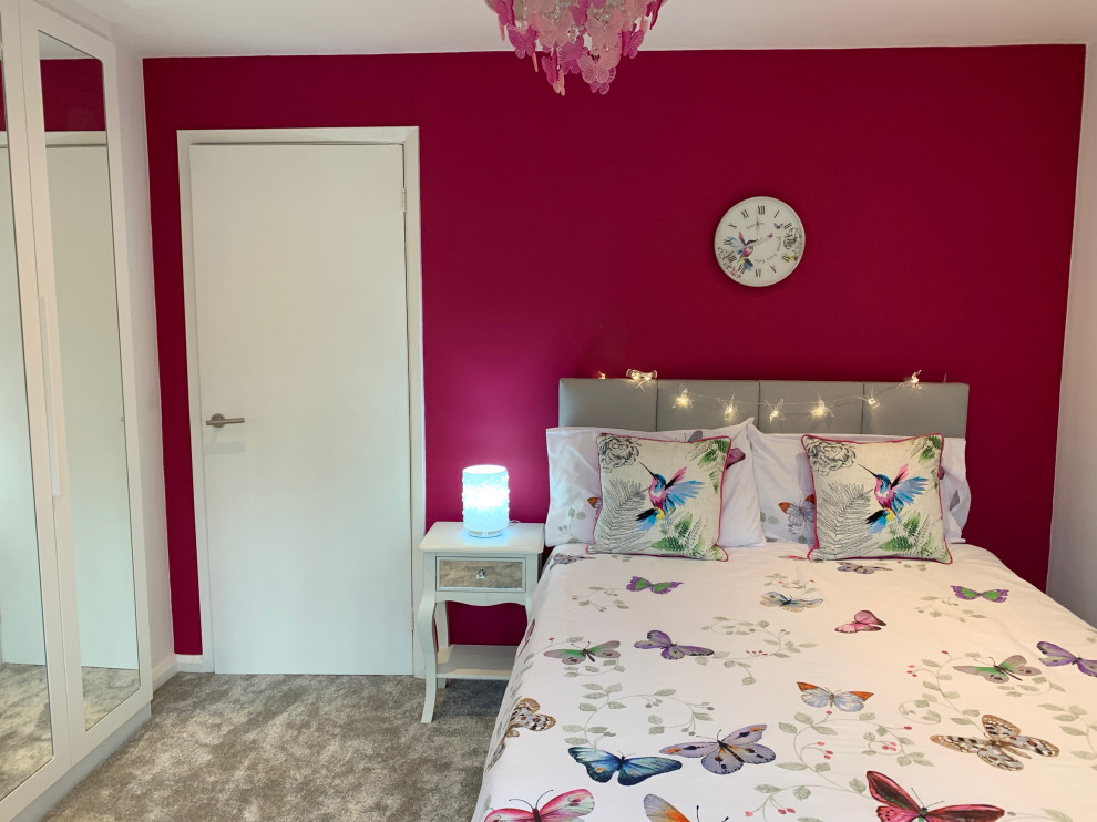 Imagen de dormitorio moderno de tamaño medio con paredes rosas, moqueta y suelo gris