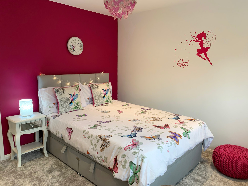 Foto di una camera da letto moderna di medie dimensioni con pareti rosa, moquette e pavimento grigio
