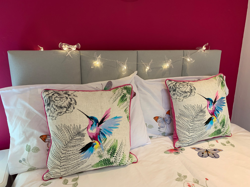 Ispirazione per una camera da letto minimalista di medie dimensioni con pareti rosa, moquette e pavimento grigio