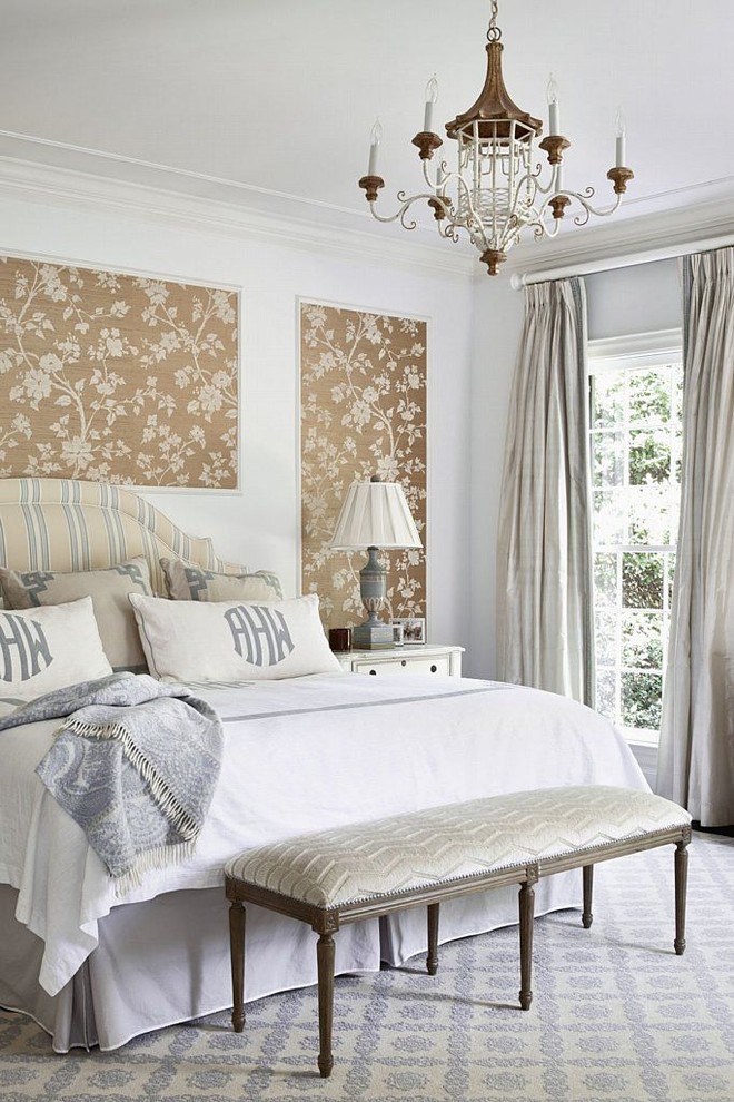 Источник вдохновения для домашнего уюта: спальня в классическом стиле с разноцветными стенами и ковровым покрытием