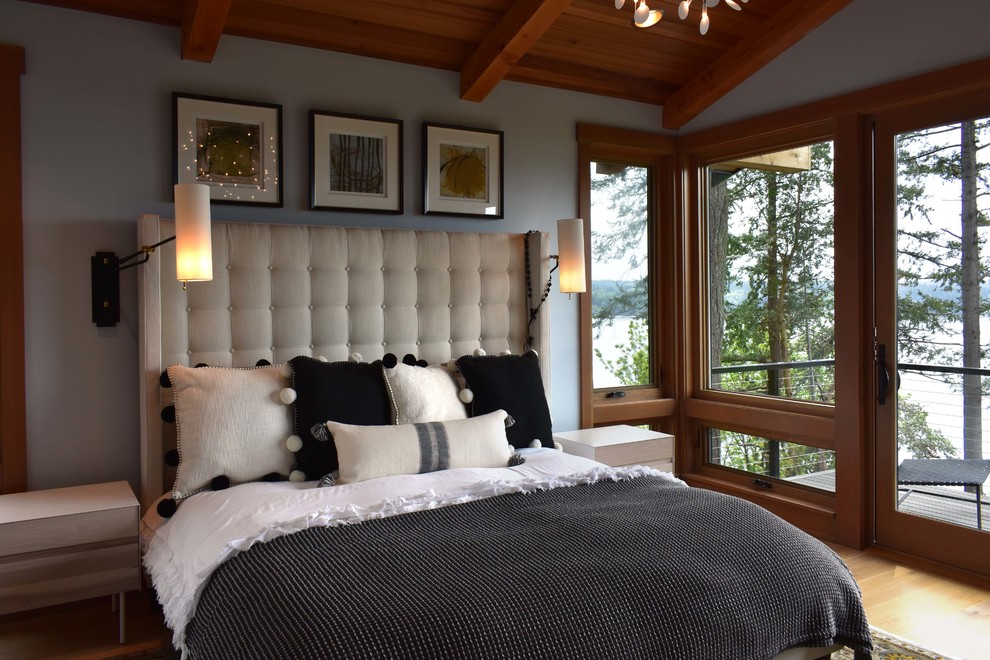 Стильный дизайн: спальня в стиле рустика с паркетным полом среднего тона, серыми стенами и коричневым полом - последний тренд