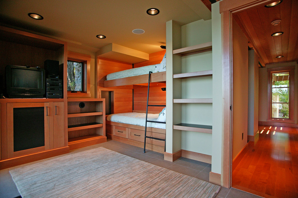 Imagen de habitación de invitados actual de tamaño medio sin chimenea con paredes beige, suelo de baldosas de cerámica y suelo gris