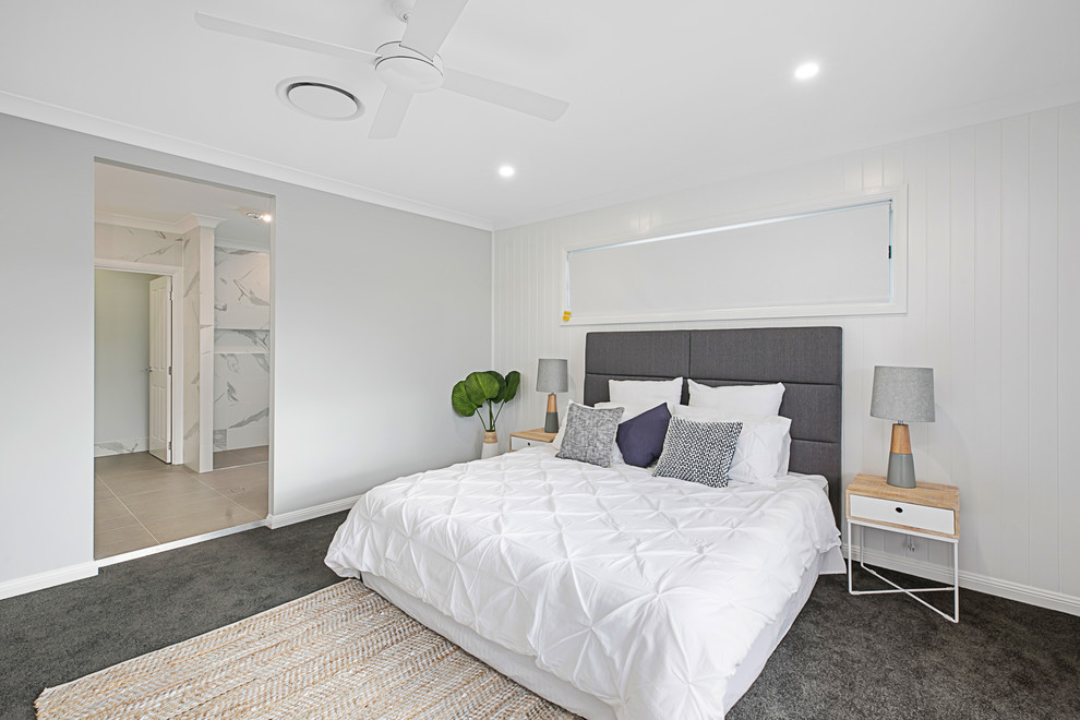 Пример оригинального дизайна: большая хозяйская спальня в современном стиле с белыми стенами, ковровым покрытием и серым полом