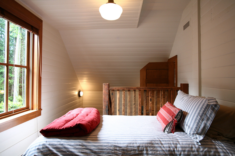 Uriges Schlafzimmer im Loft-Style mit weißer Wandfarbe in Seattle