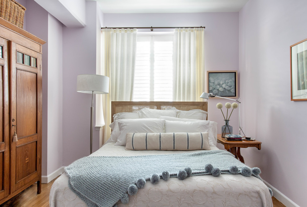 Esempio di una camera matrimoniale chic di medie dimensioni con pareti viola, pavimento in legno massello medio, nessun camino e pavimento marrone