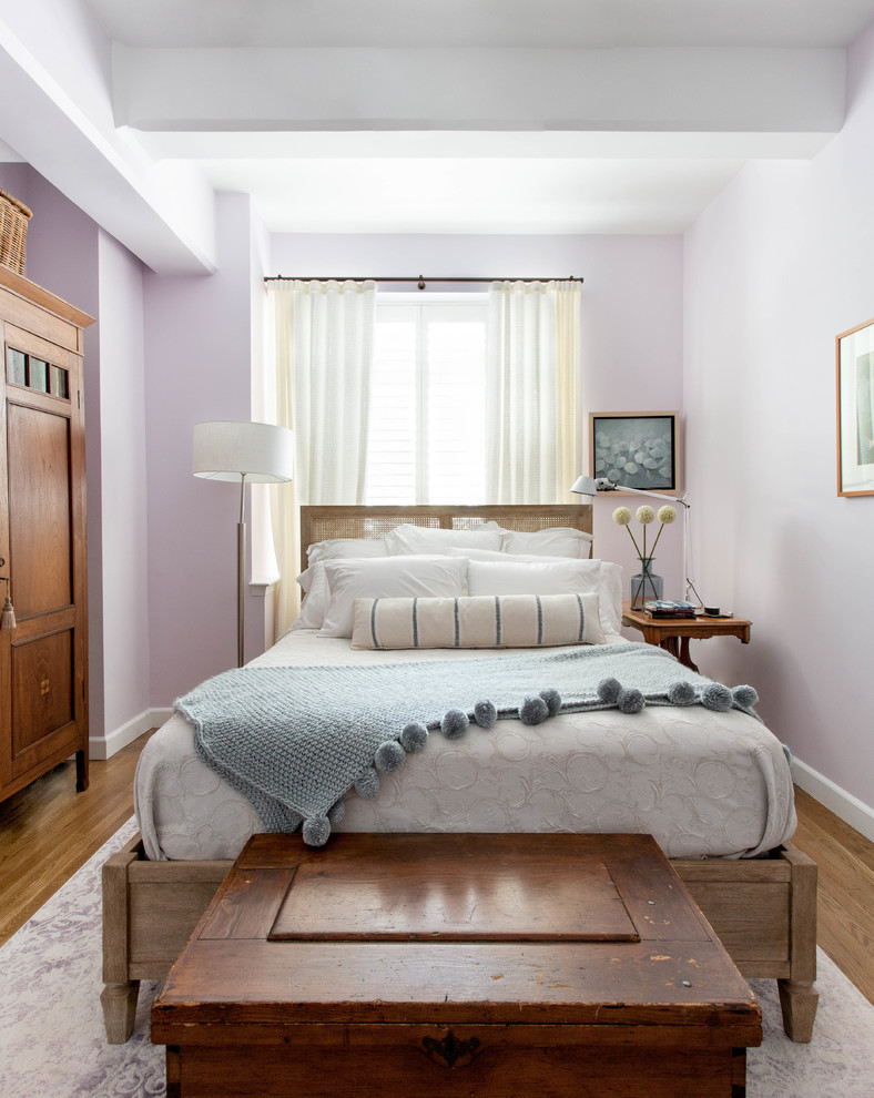 Kleines Modernes Hauptschlafzimmer ohne Kamin mit lila Wandfarbe, braunem Holzboden und braunem Boden in New York