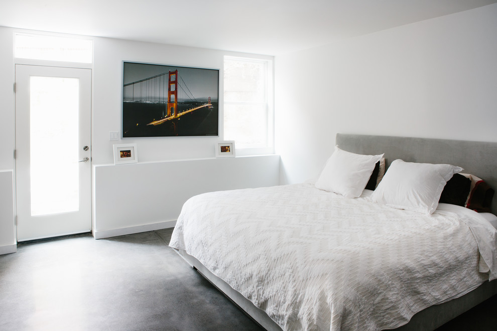Foto de dormitorio principal bohemio grande sin chimenea con paredes blancas y moqueta