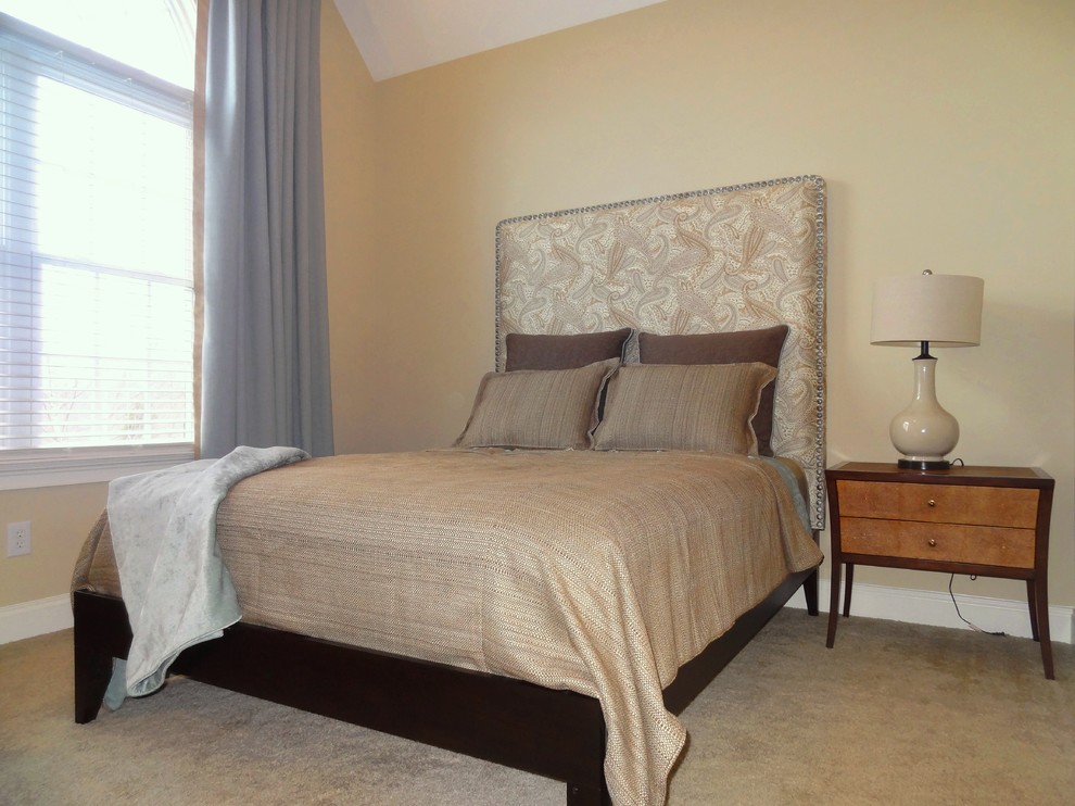Пример оригинального дизайна: гостевая спальня (комната для гостей) в стиле неоклассика (современная классика)