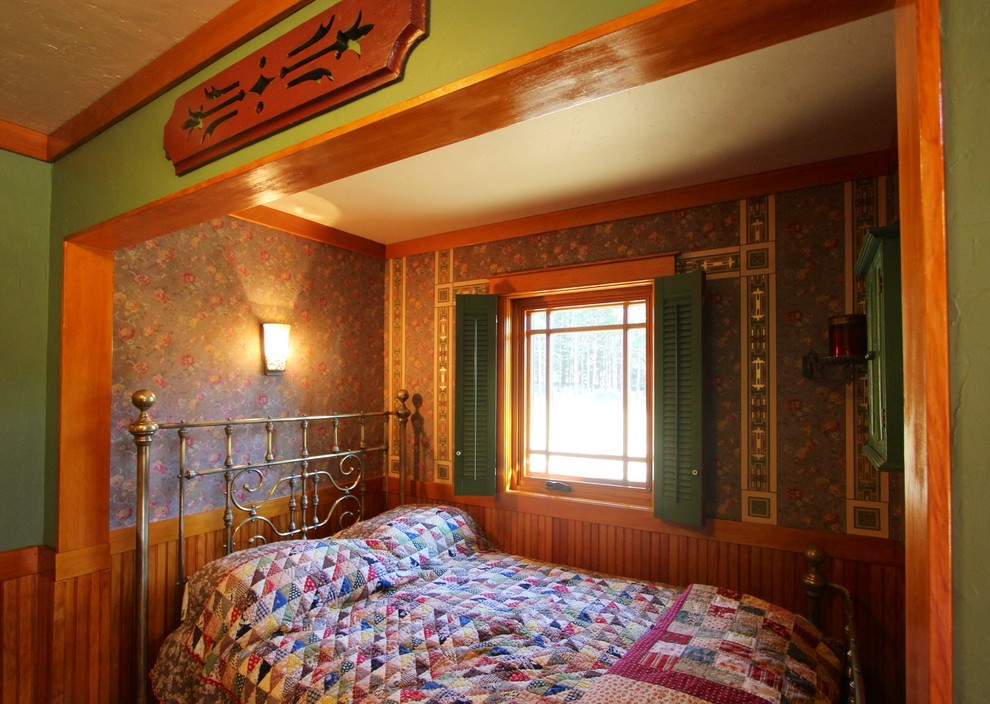 Foto de dormitorio principal de estilo americano pequeño con paredes multicolor